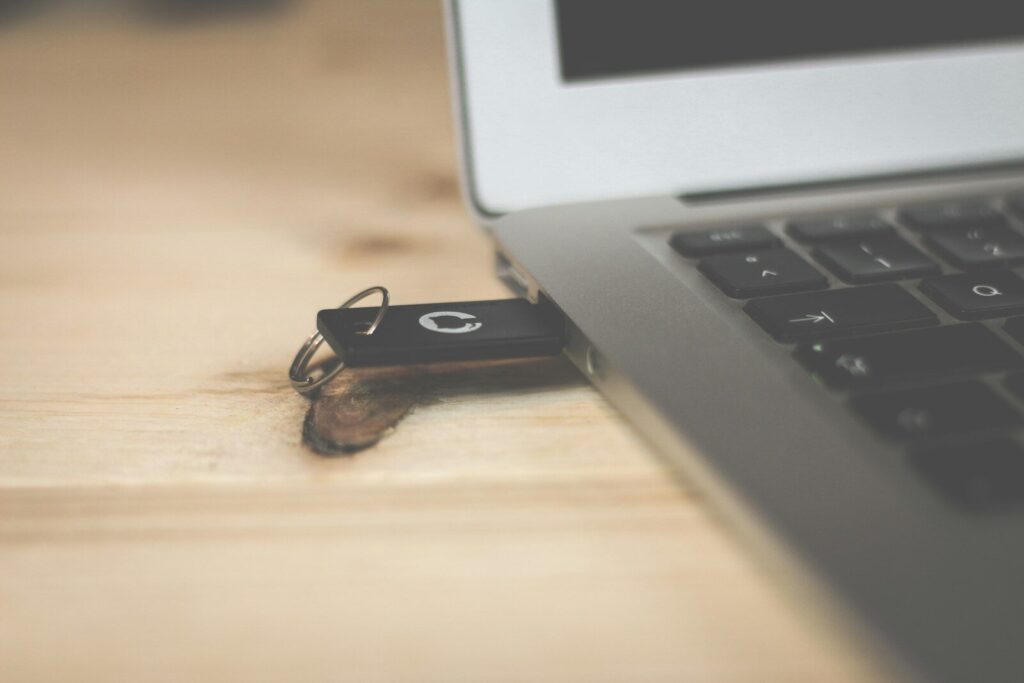 Memoria USB conectada a un portátil, una unidad de almacenamiento medida en gigabytes