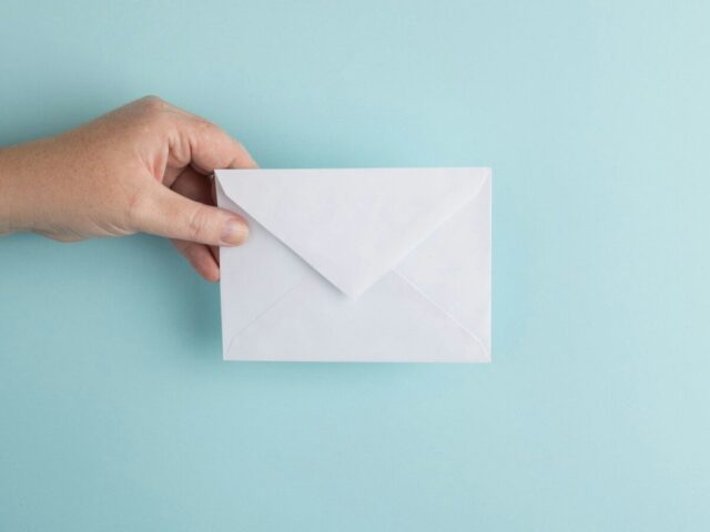 Mano con un sobre: escribe a la redacción de 140bytes