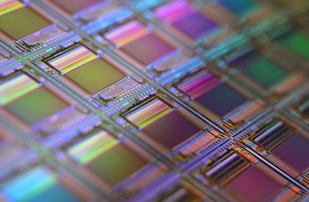 Oblea de silicio con chips de memoria, donde cada celda guarda bits y bytes